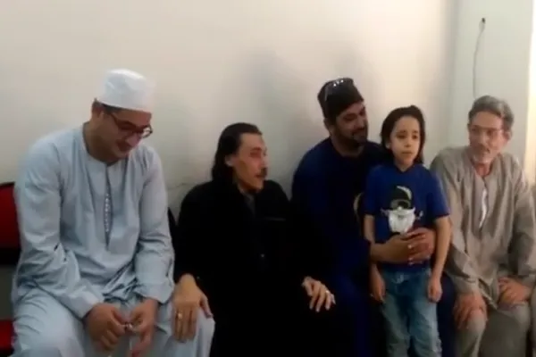 فیلم | قرآن ‌خواندن کودک مصری در حضور محمود شحات