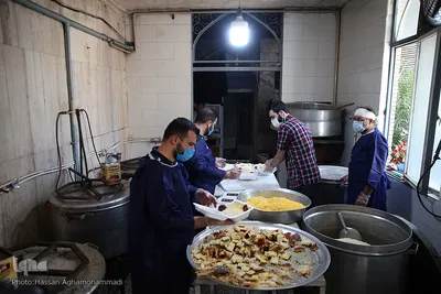 توزیع ۲۰۰۰پرس غذای گرم میان خانواده های محروم و حاشیه نشین تهران و ورامین توسط موسسه خیریه شهدای مدافع حرم استان تهران
