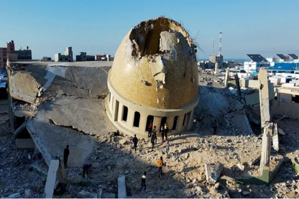 استهداف إسرائيلي لدور العبادة.. رفع الآذان من مسجد مدمر في غزة