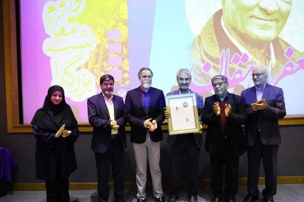 نشان درجه‌یک هنری به «جعفر دهقان» اهدا شد