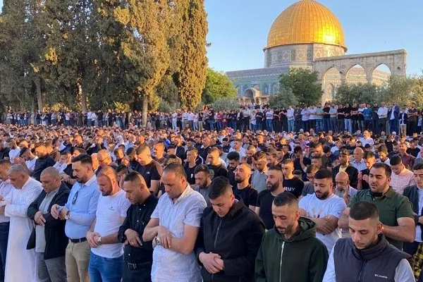 100 ألف مصلٍ يؤدون صلاة العيد في المسجد الأقصى