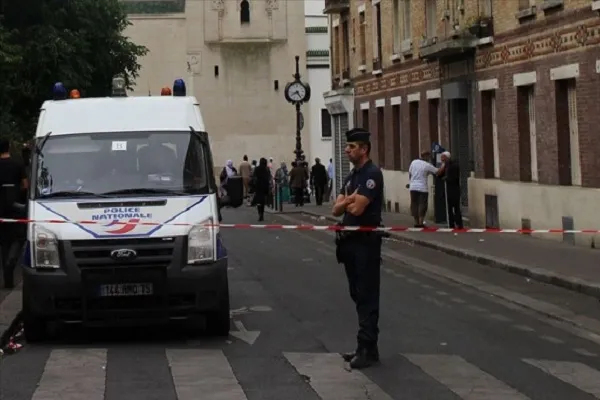Fransa’da cami duvarlarına İslam karşıtı yazı yazan 2 kişi gözaltına alındı
