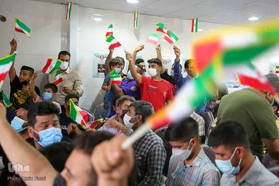 شادی شیرازی ها در مقابل منزل محمدرضا گرایی