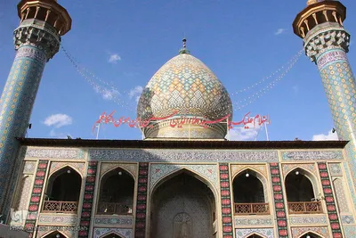 اهتزاز پرچم عزا بر فراز گنبد حرم حضرت سيدعلاءالدين حسين‌بن‌ موسي‌الكاظم(ع)
