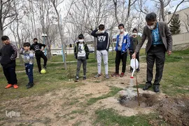 غرص نهال به یاد مداحان شهید و پیرغلامان اهل‌بیت(ع) در بوستان «باغ نو» فرهنگسرای تهران