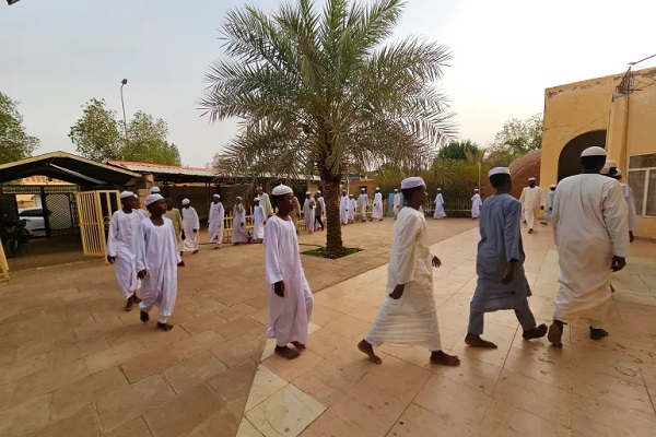 اللوح والدواية في خلاوى القرآن.. إرث تعليمي وروحانية تتوارثها الأجيال