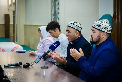 اهدای روسری به بانوان محجبه در مسجد مرکزی بیشکک