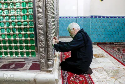 آیین نصب پرچم شب اول محرم در امامزاده عبدالله(ع) شوشتر