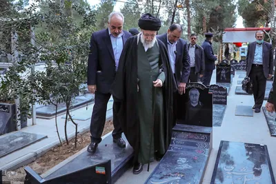 حضور رهبر معظم انقلاب در مرقد مطهر امام راحل و گلزار شهدای بهشت زهرا