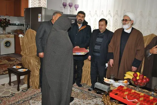 ادای احترام دانشگاهیان پیام‌نور اردبیل به مادر شهید «مهدی مرادی» + عکس