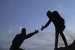 مراتب حق مردم؛ خدمت و یاری