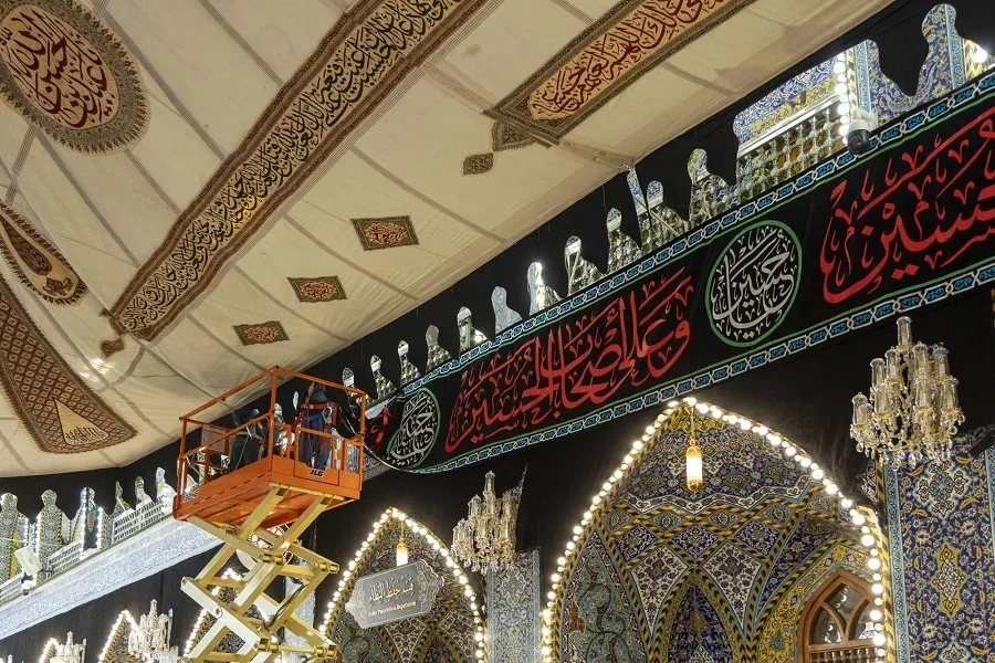 An lulluɓe hubbaren Imam Hussein da Abbas (amincin Allah ya tabbata a gare su) da baƙaken kyallaye a jajibirin Muharram