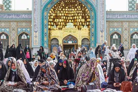نماز عید سعید فطر در امام‌زاده پنج‌تن لویزان