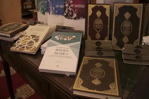 Arjantin'deki Müslümanlara İspanyolca Kur'an-ı Kerim mealleri verildi