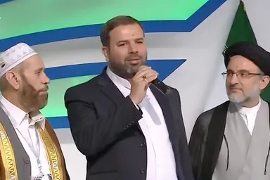 فیلم/ تجلیل از «احمد دباغ» حافظ روشندل کل قرآن کریم در آیین اختتامیه
