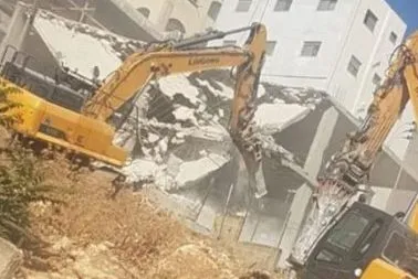 Sei strutture, tra cui un edificio di nove piani, demolite da forze israeliane a Wadi al-Hummus