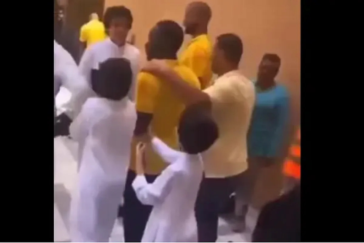 Sadio Mané à la mosquée de Riyad pour la prière du vendredi