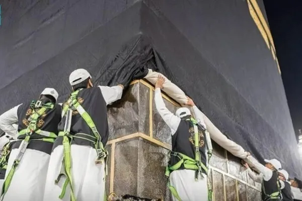 Préparatifs du Hajj2024 : la Kiswa de la Kaaba élevée 