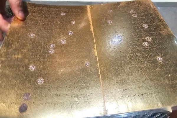 قرآن من ذهب وإنجيل من عائلة 