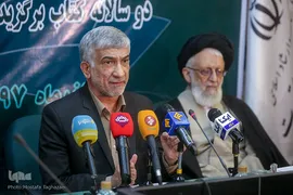 از راست حجت‌الاسلام والمسلمین سیدجمال‌الدین دین‌پرور و عبدالهادی فقهی زاده، معاون قرآن و عترت وزارت فرهنگ و ارشاد اسلامی در نشست خبری نخستین دوره جایزه کتاب نهج البلاغه