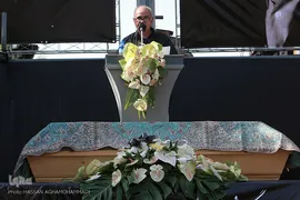 پرویز پرستویی در مراسم تشییع جنازه عزت الله انتظامی