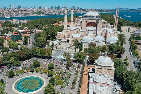 Ayasofya Camii'ndeki namazlara yoğun katılım