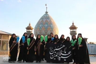 اهتزاز پرچم عزا بر فراز گنبد حرم حضرت سيدعلاءالدين حسين‌بن‌ موسي‌الكاظم(ع)
