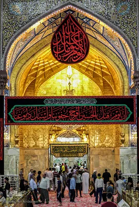 نصب پرچم های سیاه در آستان مقدس امام حسین(ع)