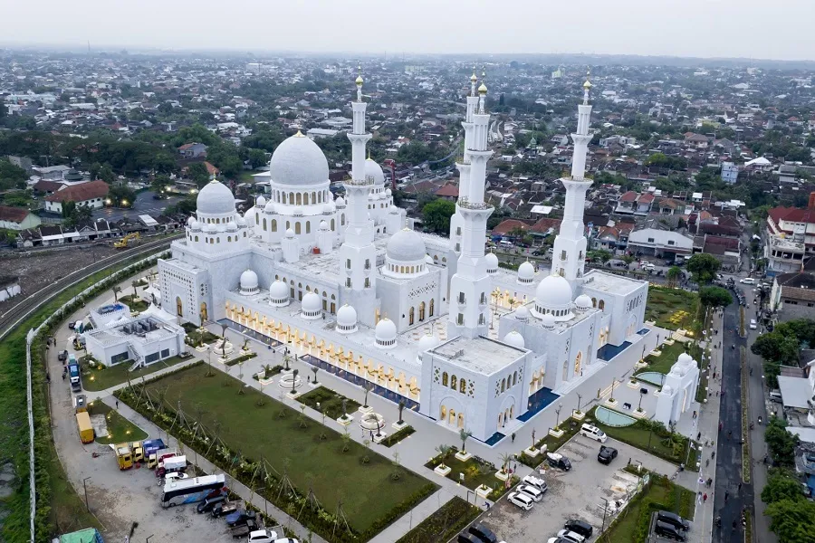 Replica of Sheikh Zayed Grand Mosque Opened in Indonesia (+Photos) 