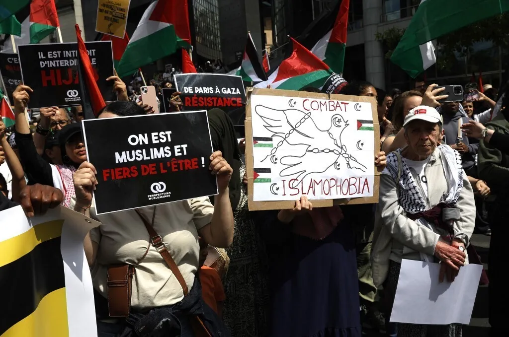 Sinisiyasat ng mga Awtoridad ng Pransiya ang Islamopobiko, Neo-Nazi Sticker sa Orléans