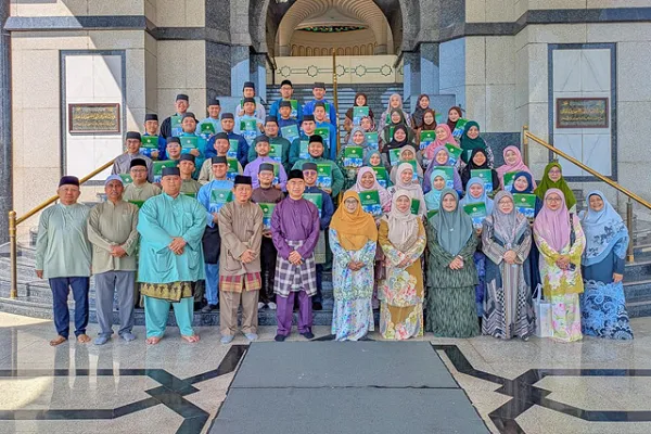 Wanafunzi wa Qur’ani Tukufu Brunei Wakabidhiwa Vyeti