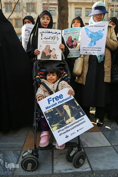 تجمع مردمی، فعالان فرهنگی، اصحاب رسانه و دانشجویان برای آزادی مرضیه هاشمی مقابل دفتر سازمان ملل متحد در تهران