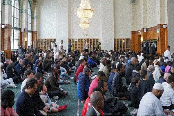 ثقب للقرآن وتعليقه بالسلاسل.. اعتداءات عنصرية على مسجد في ستوكهولم
