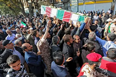 حضور حماسی همدانی‌ها در تشییع پیکر مطهر «احسان مرادی» شهید حرم شاهچراغ