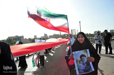 زنجیره انسانی در محکومیت تهدیدات حمله به پل‌ها و نیروگاه‌ها در اهواز