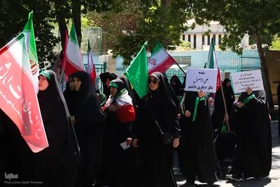 قافله عزاداری و نماز ظهر روز عاشورا در اصفهان