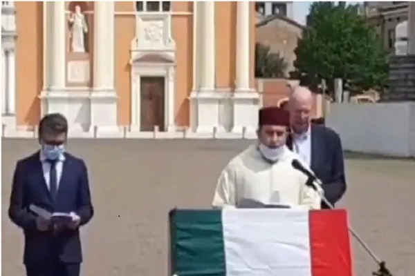 القرآن يتلى في بلدية إيطالية للتخلص من كورونا + فيديو