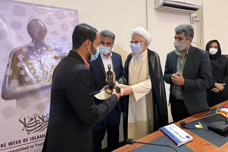 چهره برگزیده سال هنر انقلاب هرمزگان معرفی شد