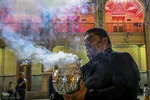 آیین لاله‌گردانی خدام حرم شاهچراغ(ع) در رثای شهادت امام رضا(ع)