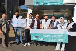 Muslime verteilen warme Mahlzeiten an Bedürftige