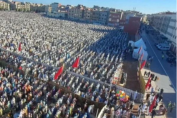بالعلم والكوفية.. دعم لغزة في صلاة عيد الفطر بالمغرب