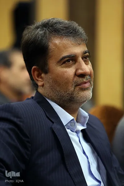 مرتضی رکن‌آبادی برادر شهید غضنفر رکن‌آبادی در مراسم رونمایی از کتاب شعر منا منهای بسیاران