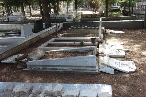 Budist ve Hindular, Müslüman mezarlıklarına saldırıyor!