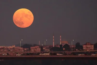 طلوع ماه کامل بر روی پل بسفر در استانبول