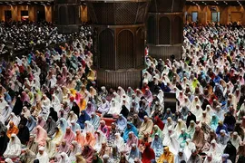 اقامه نماز جماعت ملل مسلمان در ماه رمضان 