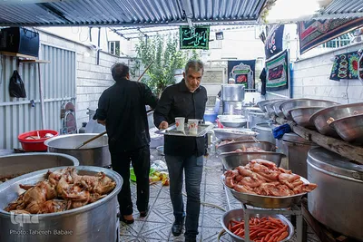 پخت و توزیع غذای نذری در روز اربعین حسینی

