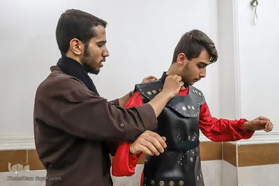 عوامل تعزیه خوانی در حال آماده کردن بازیگران برای اجرا تعزیه هستند.