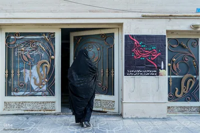 روضه خانگی در منزل خانم کبری عرب که 18 سال است به نیت حاجت‌روا شدن دخترش برگزار می‎شود.
