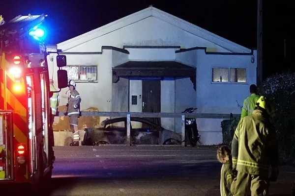 Polícia Faz Novas Prisões por Ataque Incendiário a Mesquita no Reino Unido