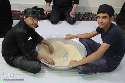 آماده سازی اوماج حلوای سنتی زنجان برای روز عاشورا
